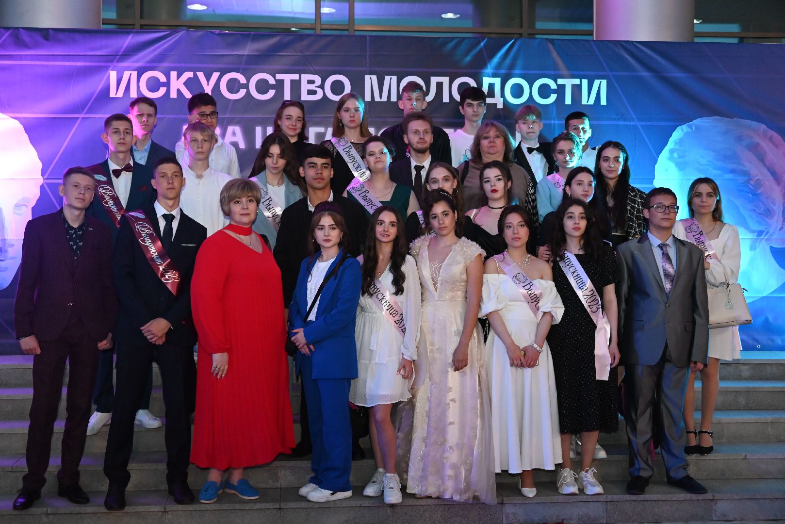 выпускной; выпускники; школьный бал; вальс; видное