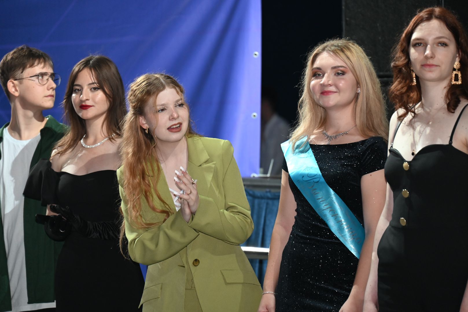 выпускной; выпускники; школьный бал; вальс; видное