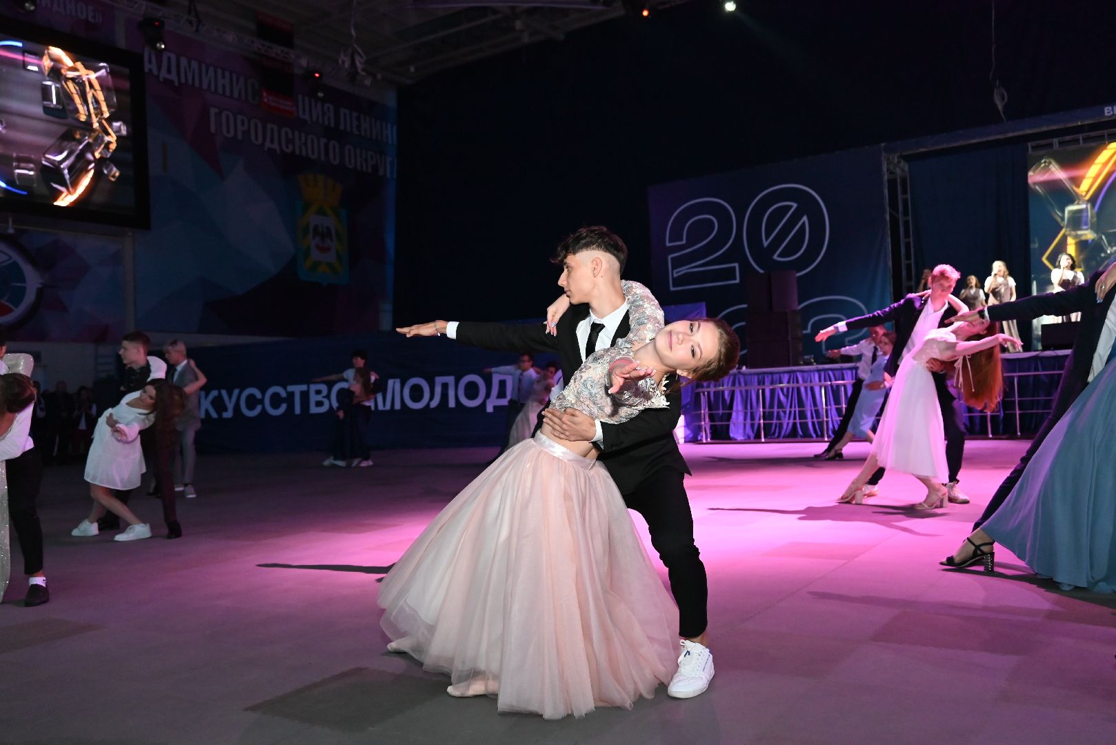 выпускной; выпускники; школьный бал; вальс; видное