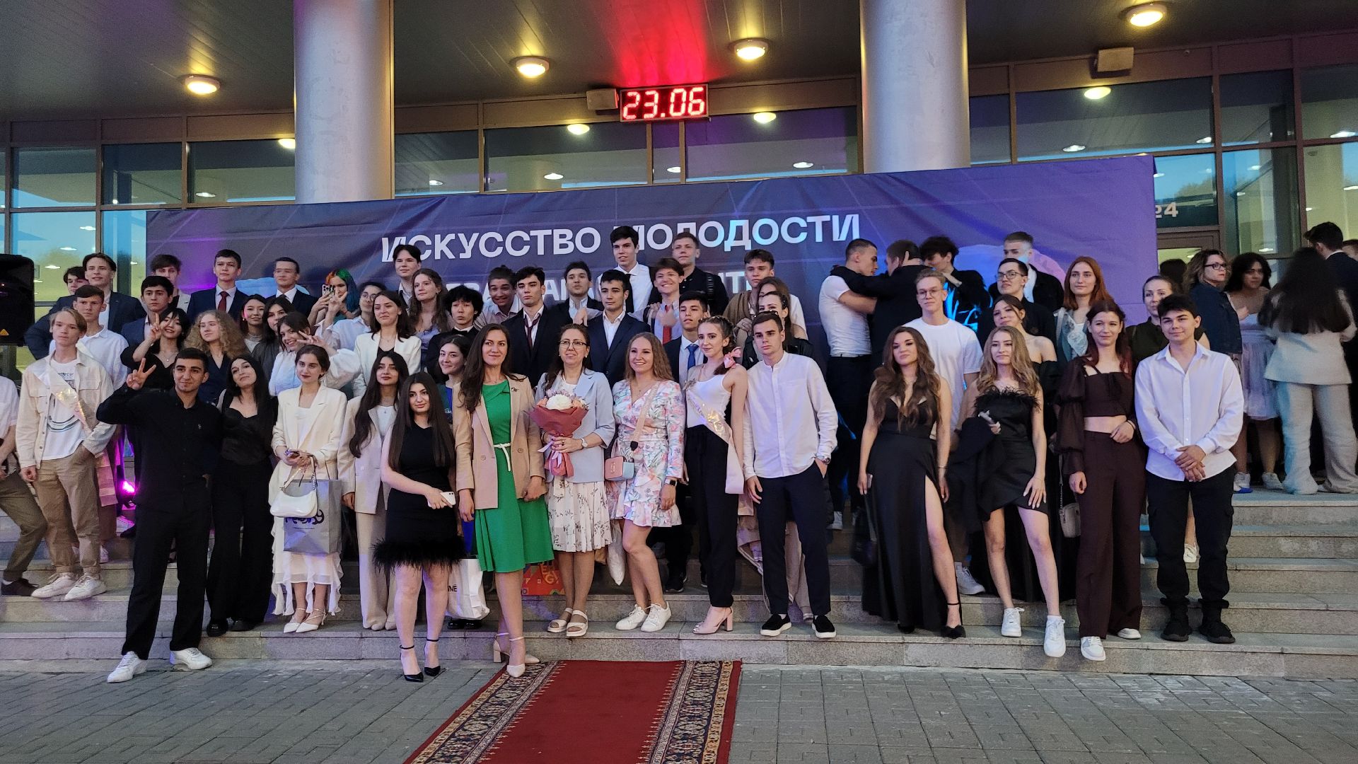 выпускной; выпускники; школьный бал; вальс; видное