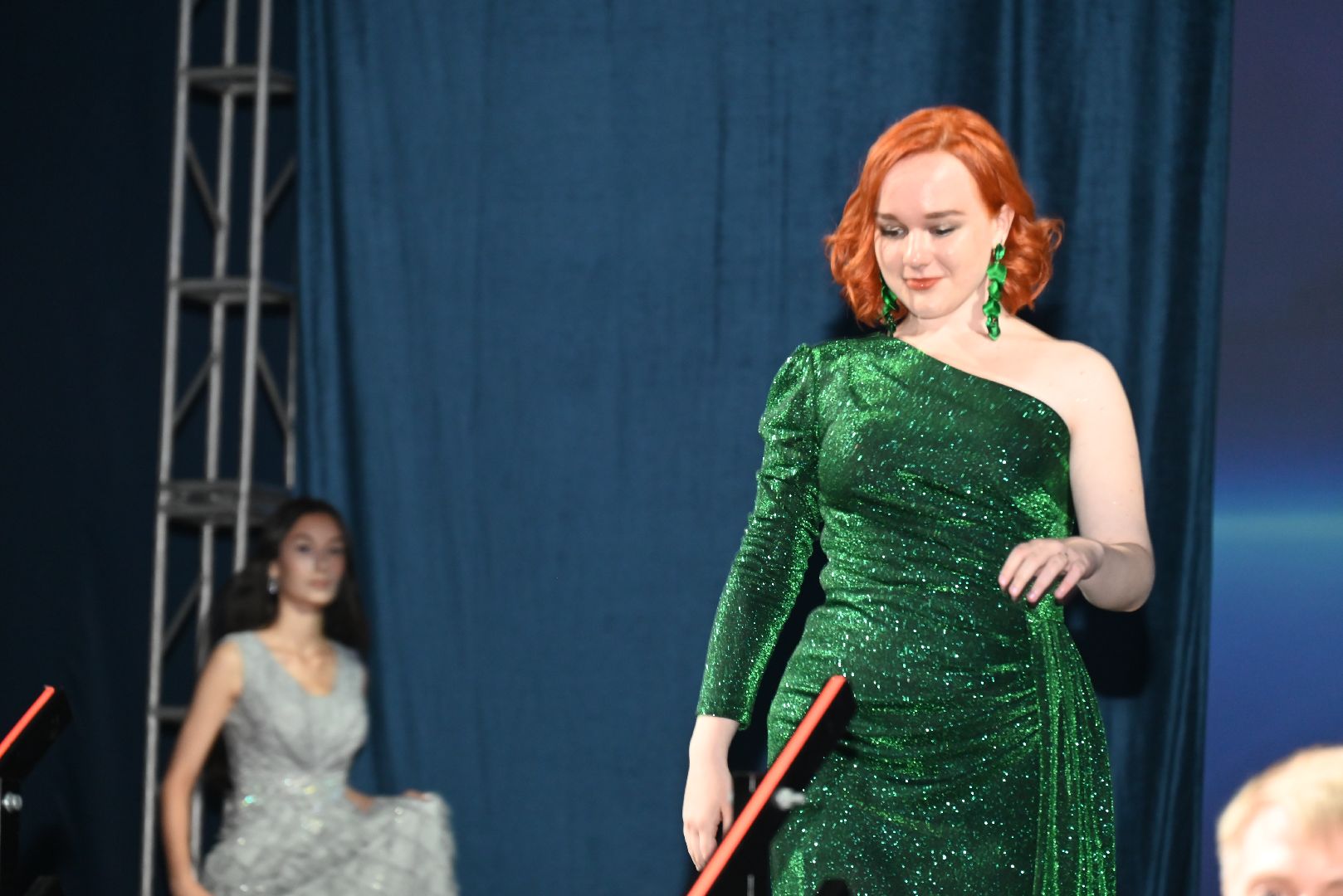 выпускной; выпускники; школьный бал; вальс; видное