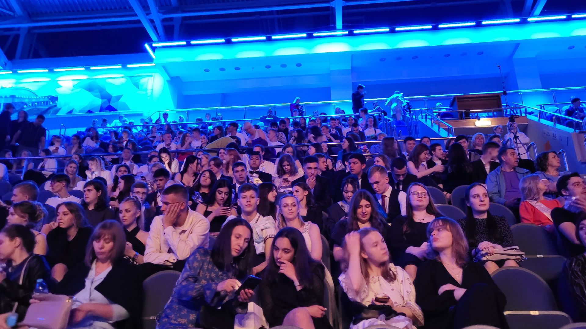 выпускной; выпускники; школьный бал; вальс; видное