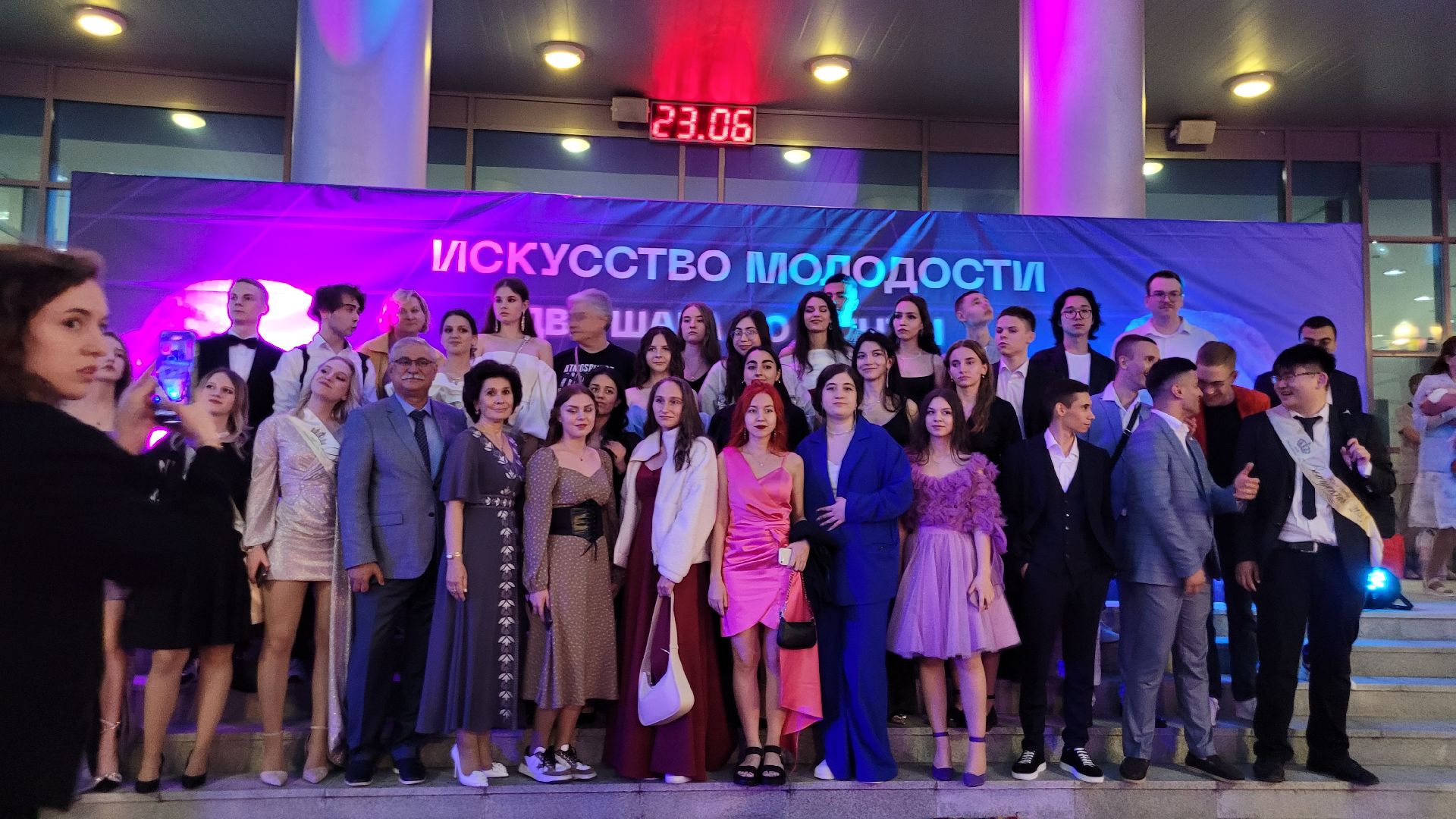 выпускной; выпускники; школьный бал; вальс; видное