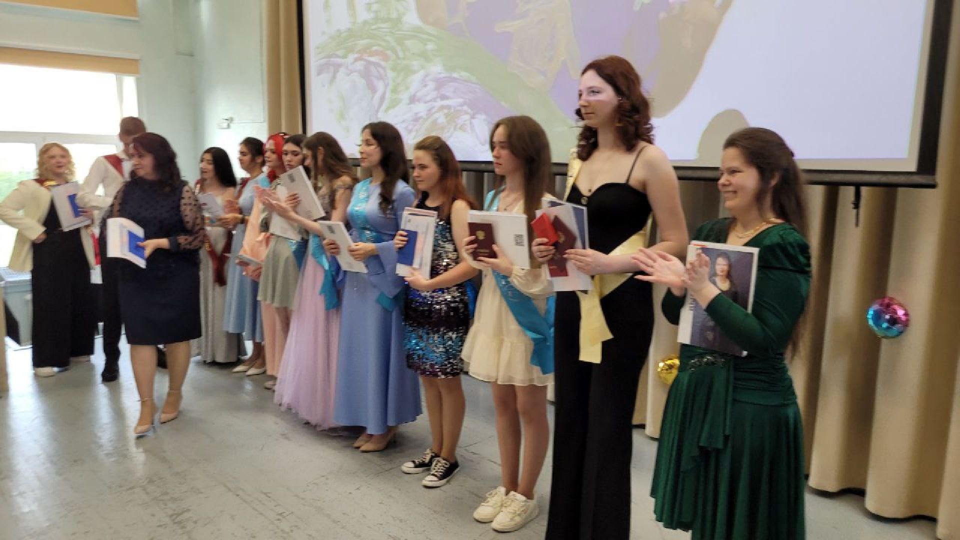 выпускники; студенты; экзамены; будущее; ленинский округ