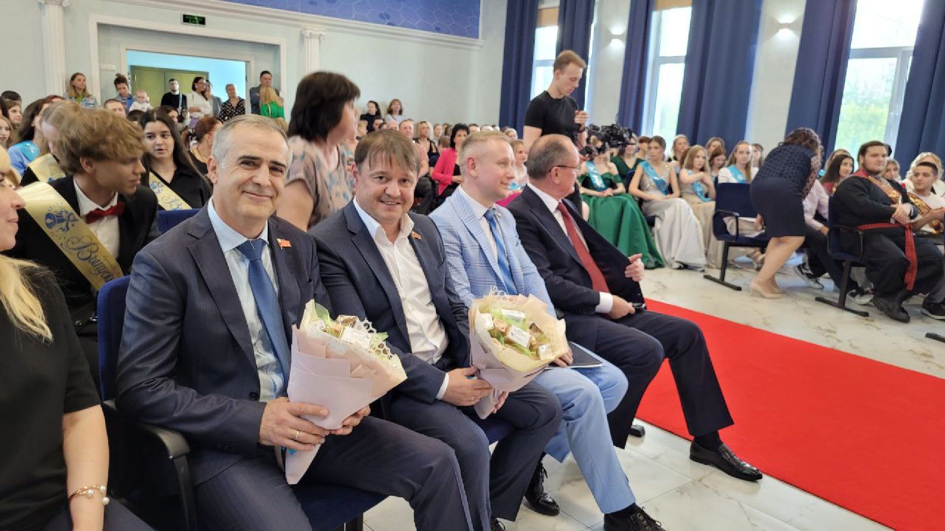 выпускники; студенты; экзамены; будущее; ленинский округ