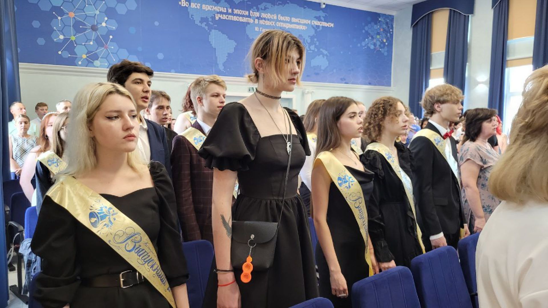 выпускники; студенты; экзамены; будущее; ленинский округ