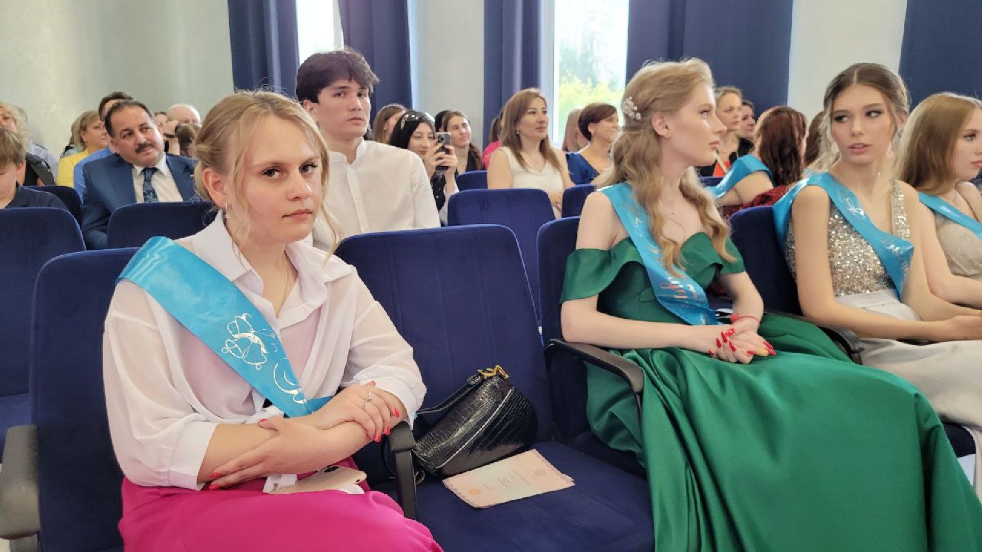 выпускники; студенты; экзамены; будущее; ленинский округ