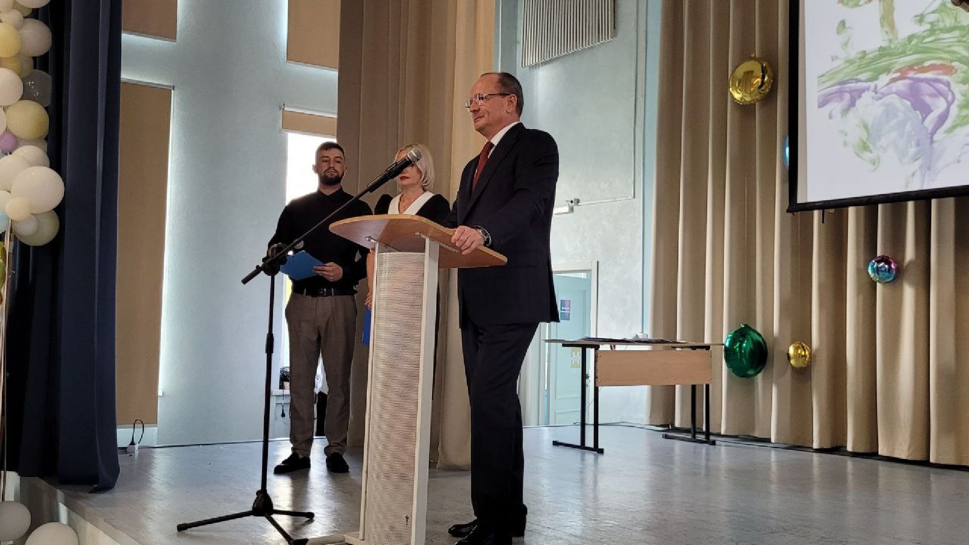 выпускники; студенты; экзамены; будущее; ленинский округ