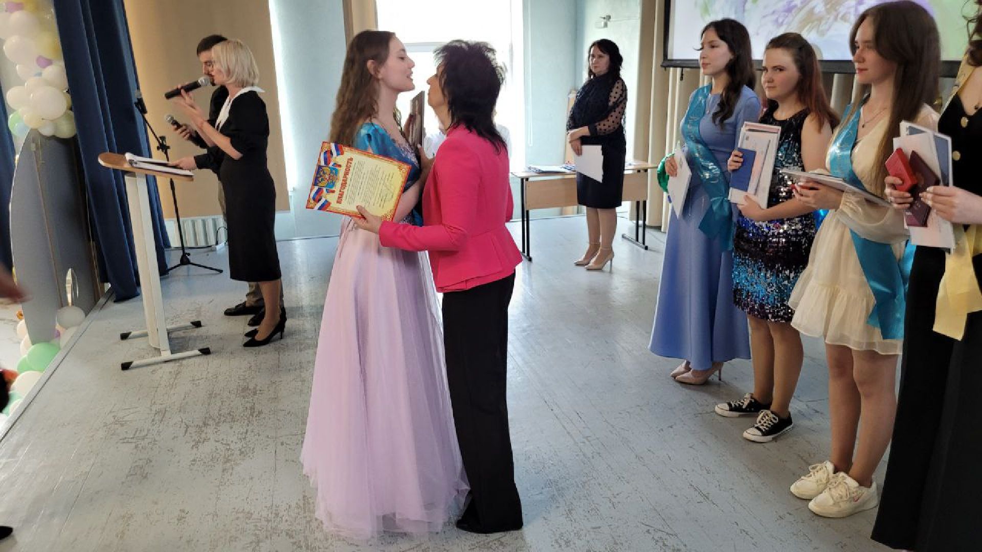 выпускники; студенты; экзамены; будущее; ленинский округ