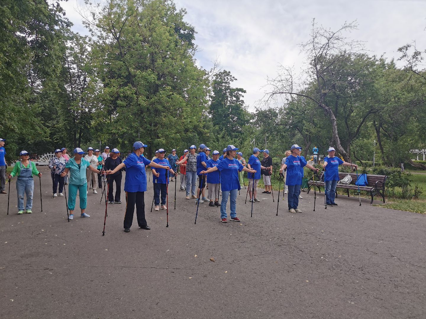 активное долголетие, скандинавская ходьба, пенсионеры,