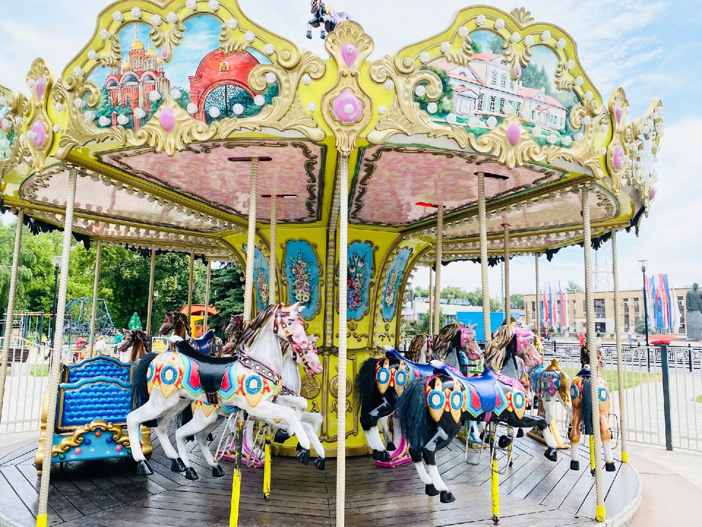Домодедово, детский сквер, карусель