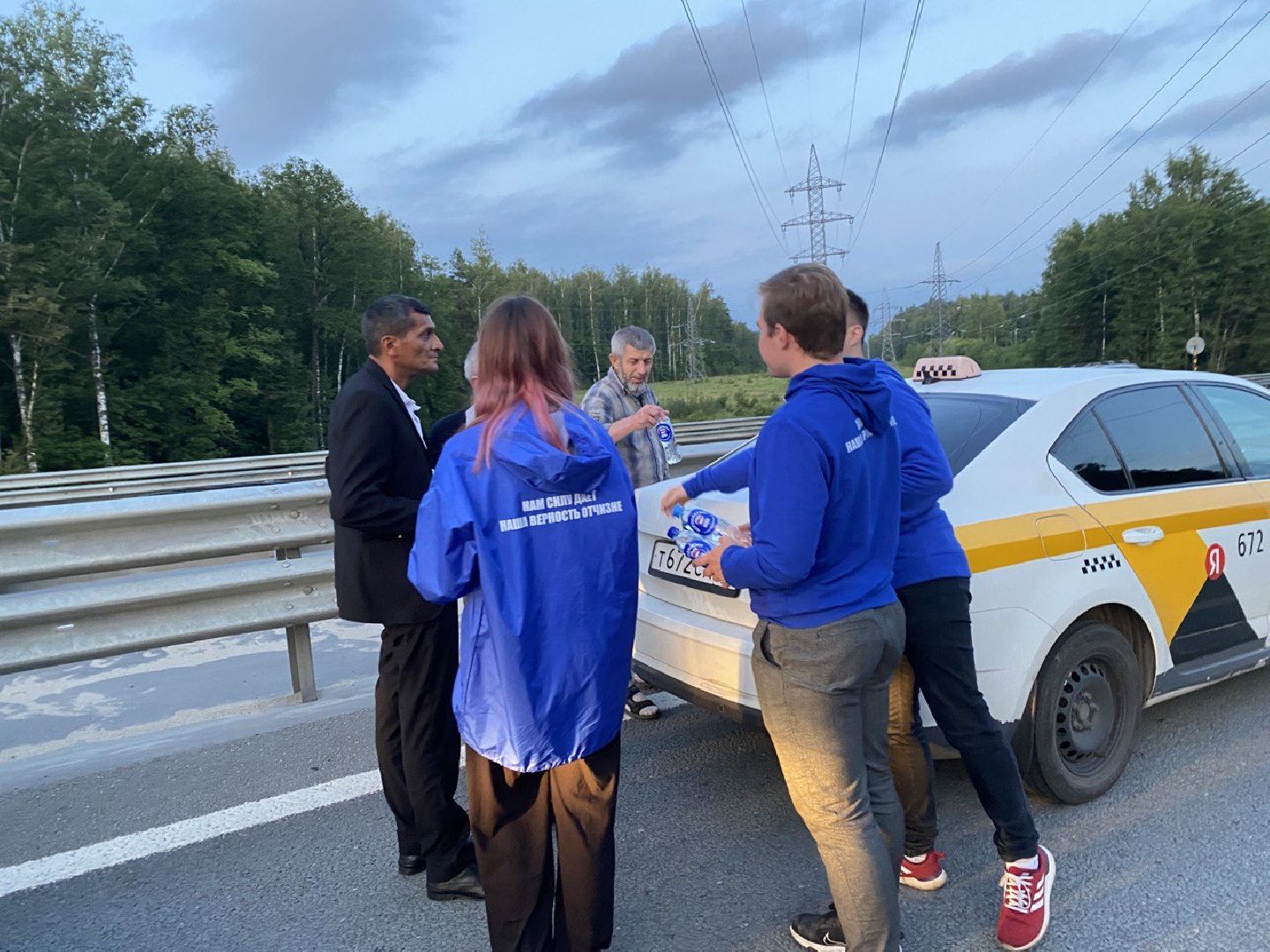 Чехов, волонтеры, трасса, пробки, помощь людям