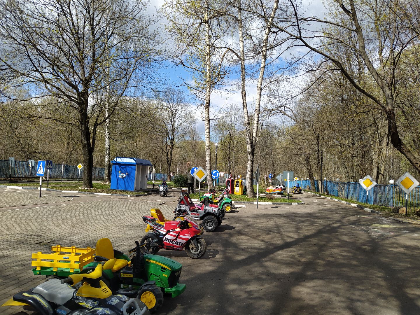 Автогородок, машины, дорога, светофор, зебра, парк