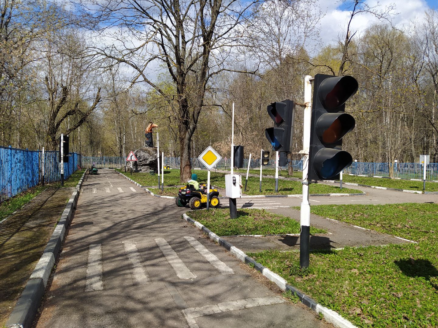 Автогородок, машины, дорога, светофор, зебра, парк