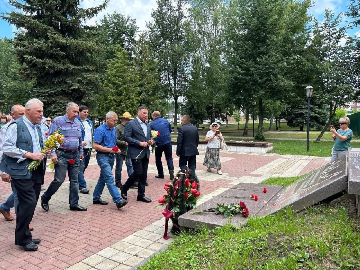 Чехов, ветераны, памятник, цветы, возложение, День ветеранов боевых действий