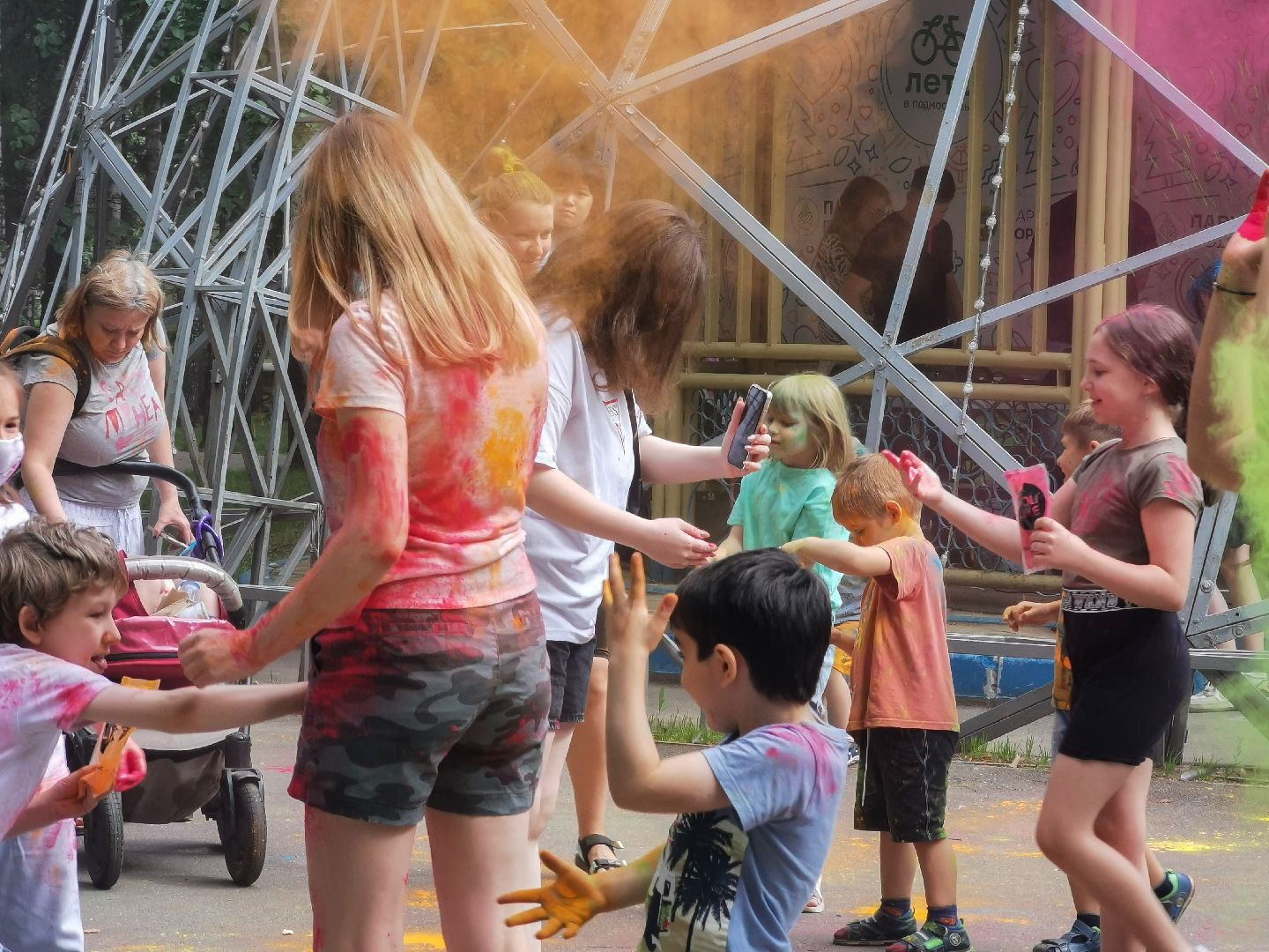 фестиваль красок, лето в подмосковье, парки подмосковья,