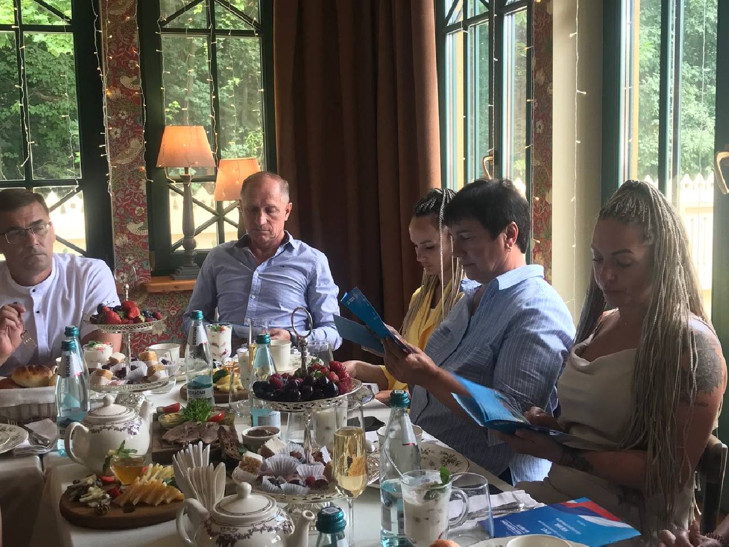 Коломна, Озёры, Общество