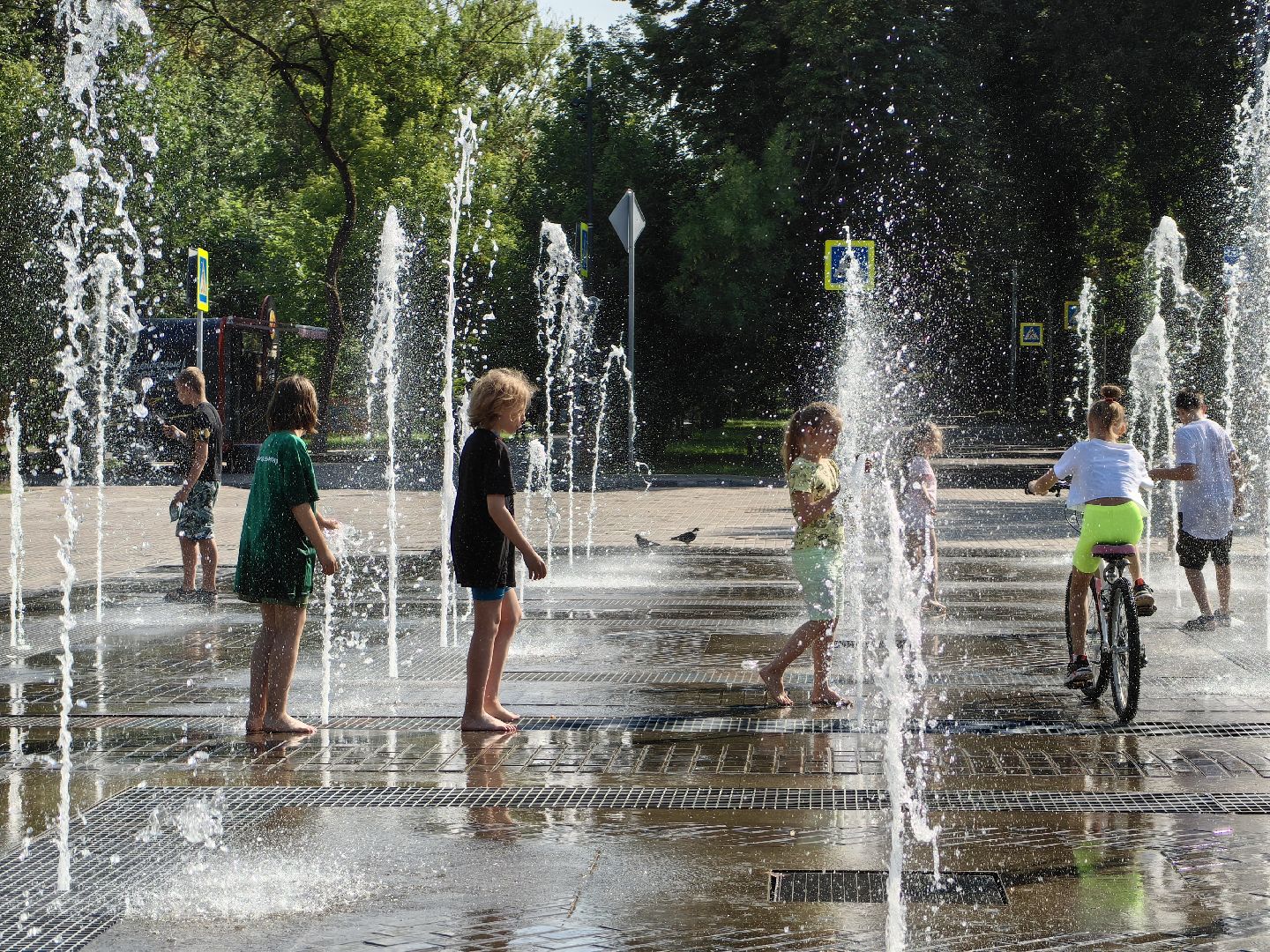 Фонтан, дети, лето, жара