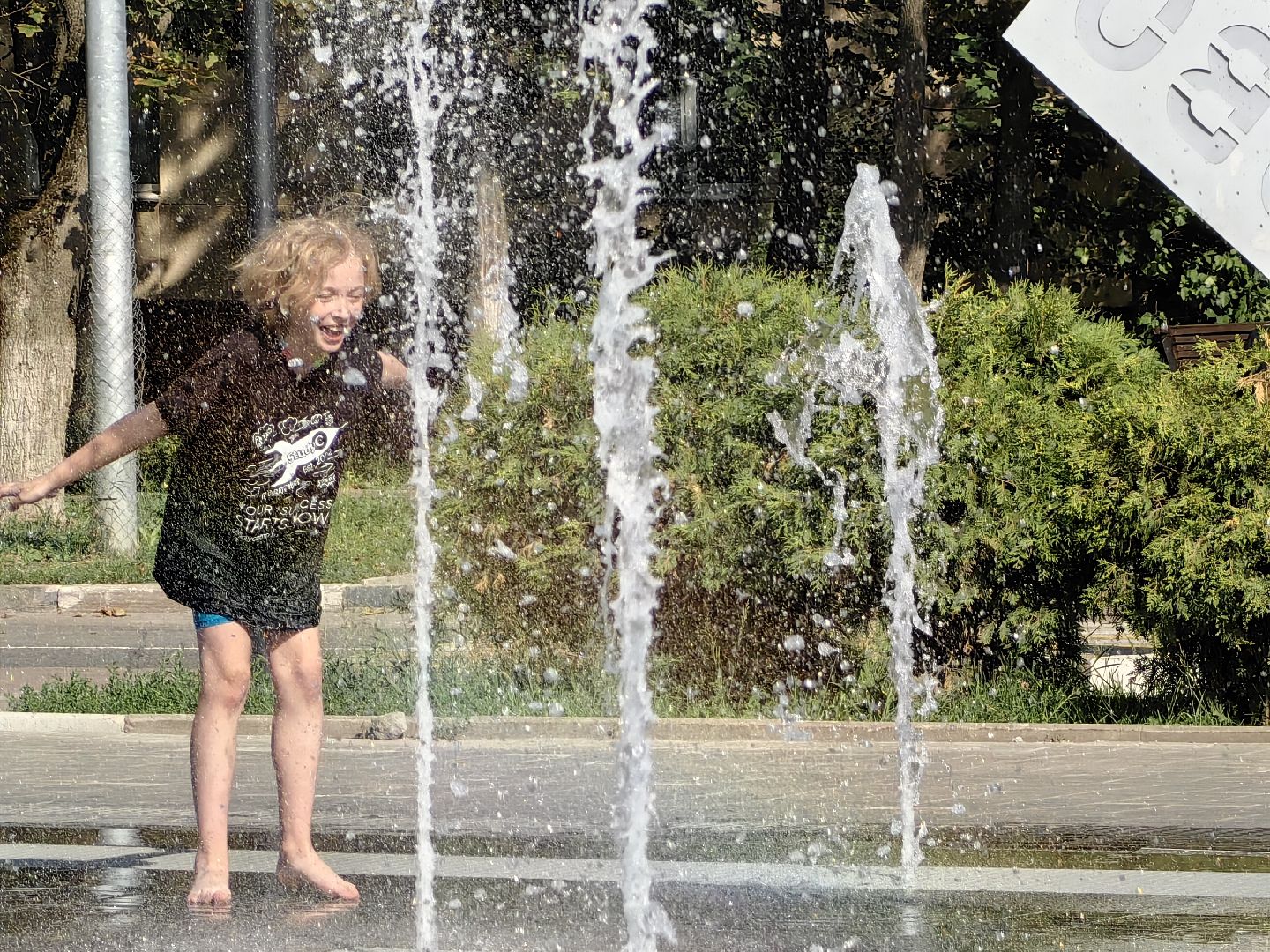 Фонтан, дети, лето, жара