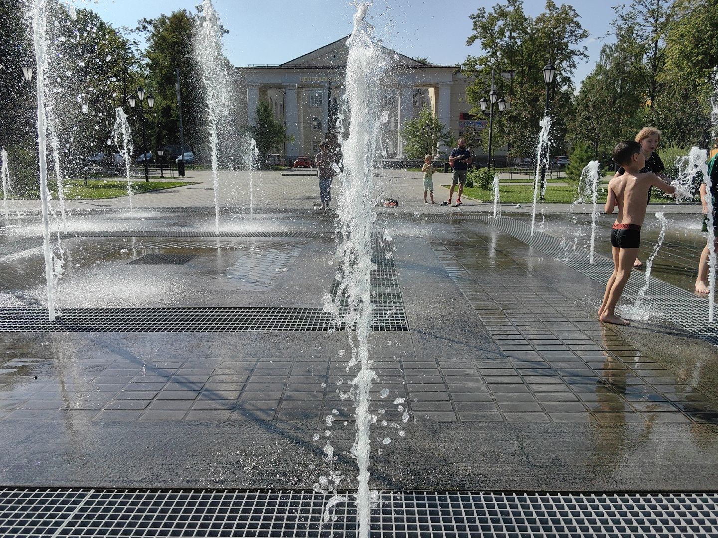 Фонтан, дети, лето, жара