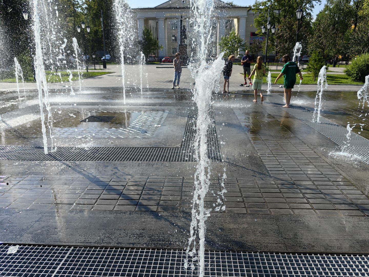 Фонтан, дети, лето, жара