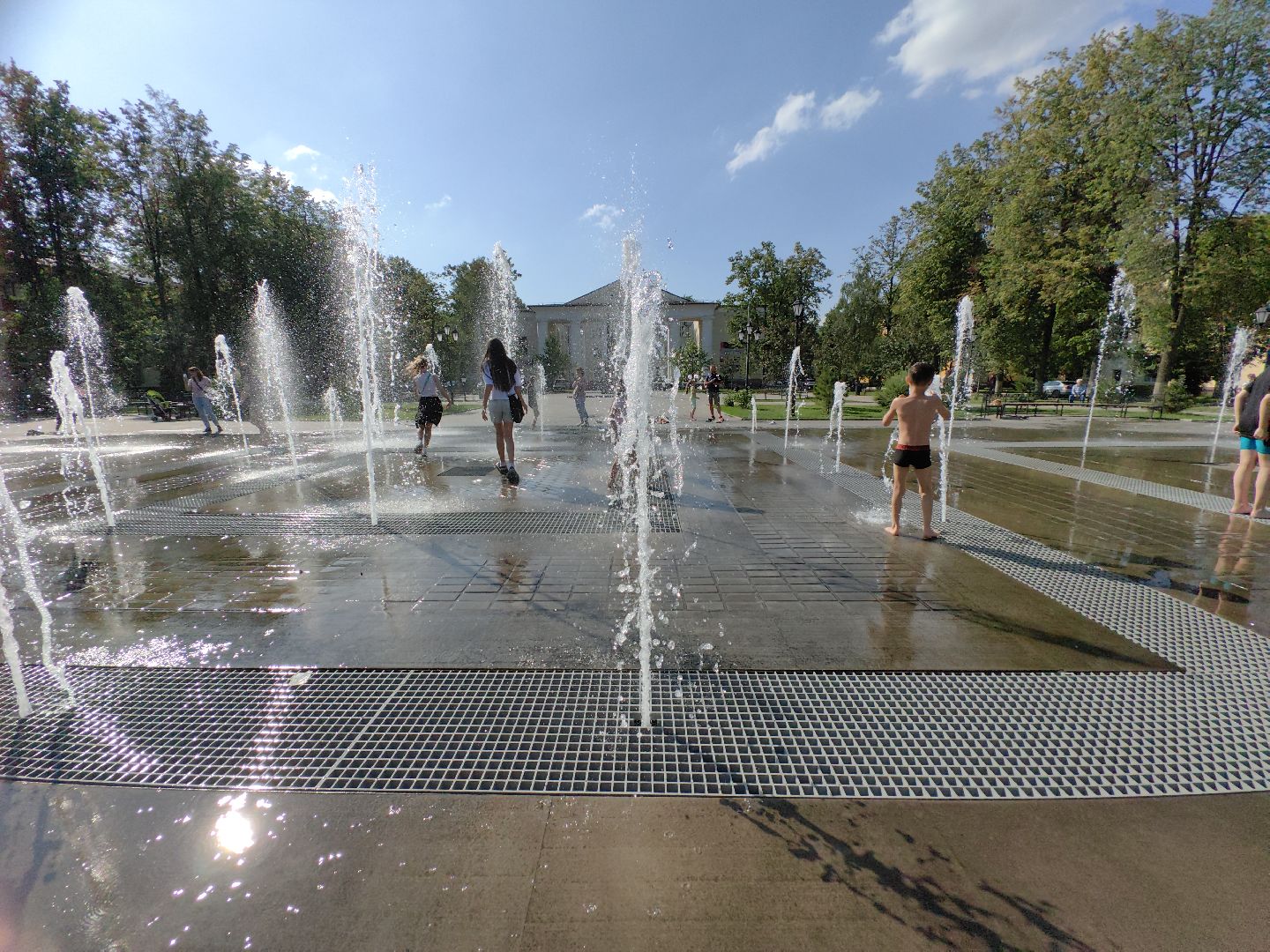 Фонтан, дети, лето, жара