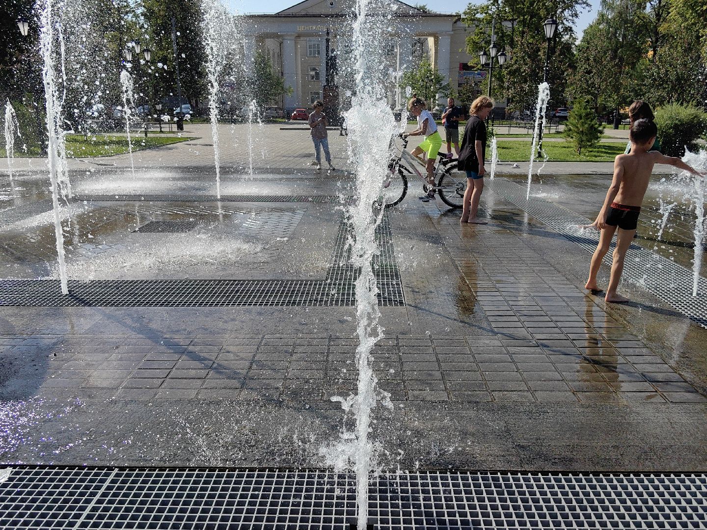 Фонтан, дети, лето, жара