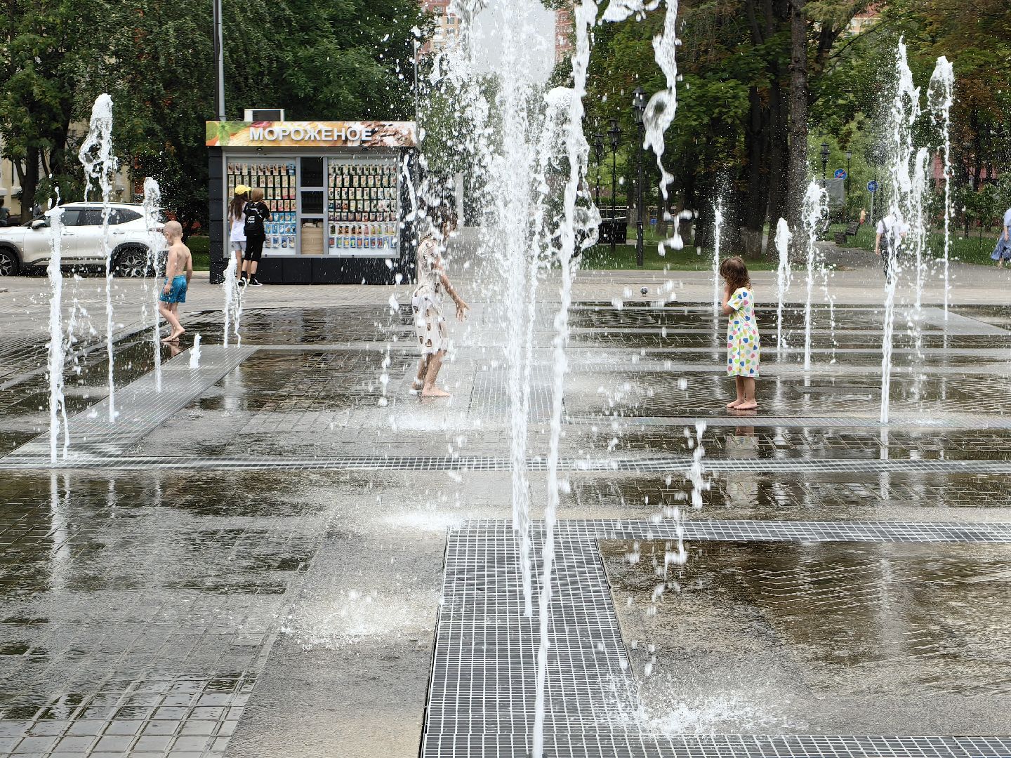 Фонтан, дети, лето, жара