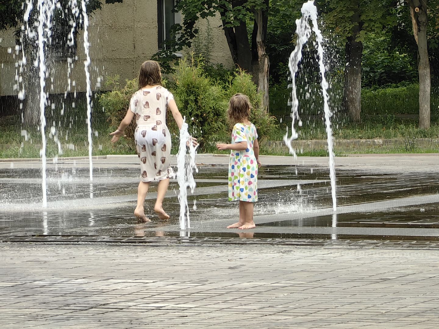 Фонтан, дети, лето, жара