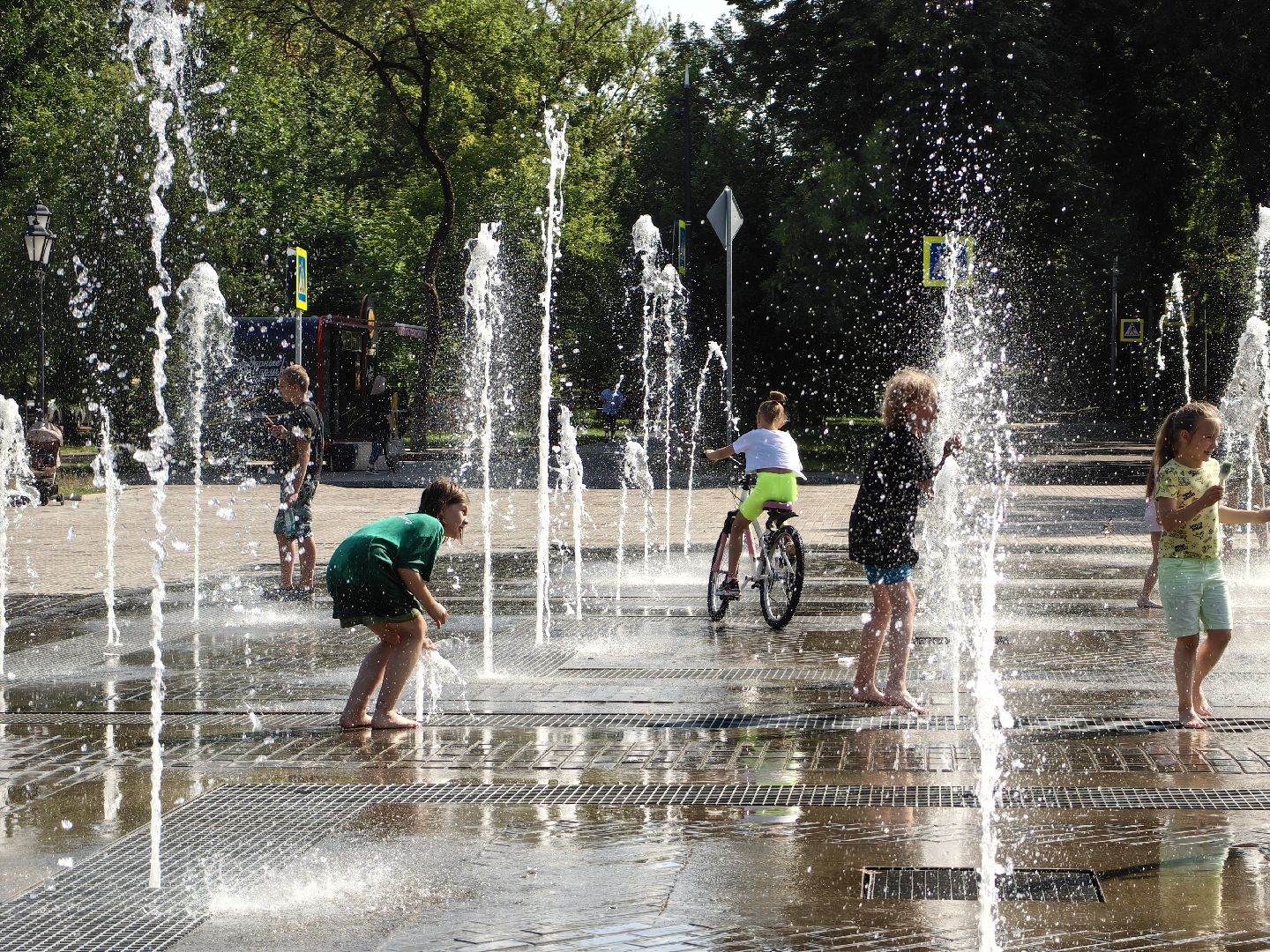 Фонтан, дети, лето, жара