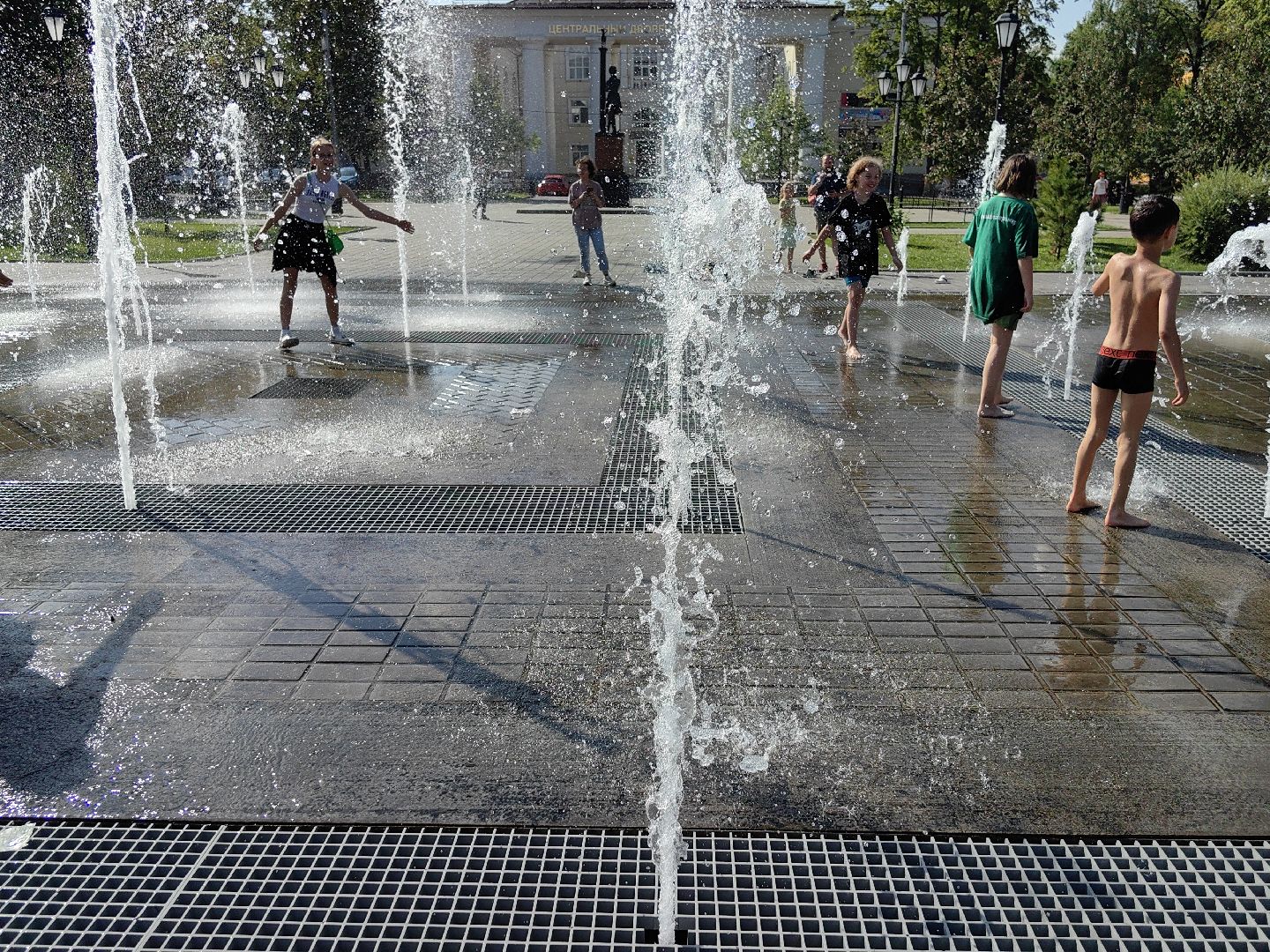 Фонтан, дети, лето, жара