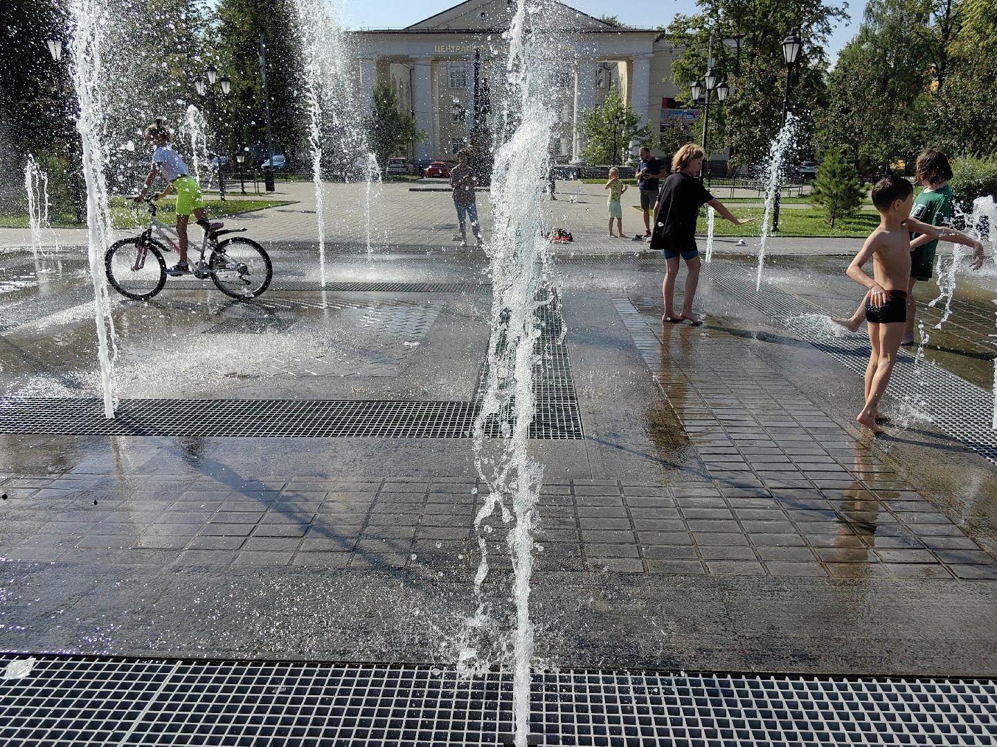 Фонтан, дети, лето, жара