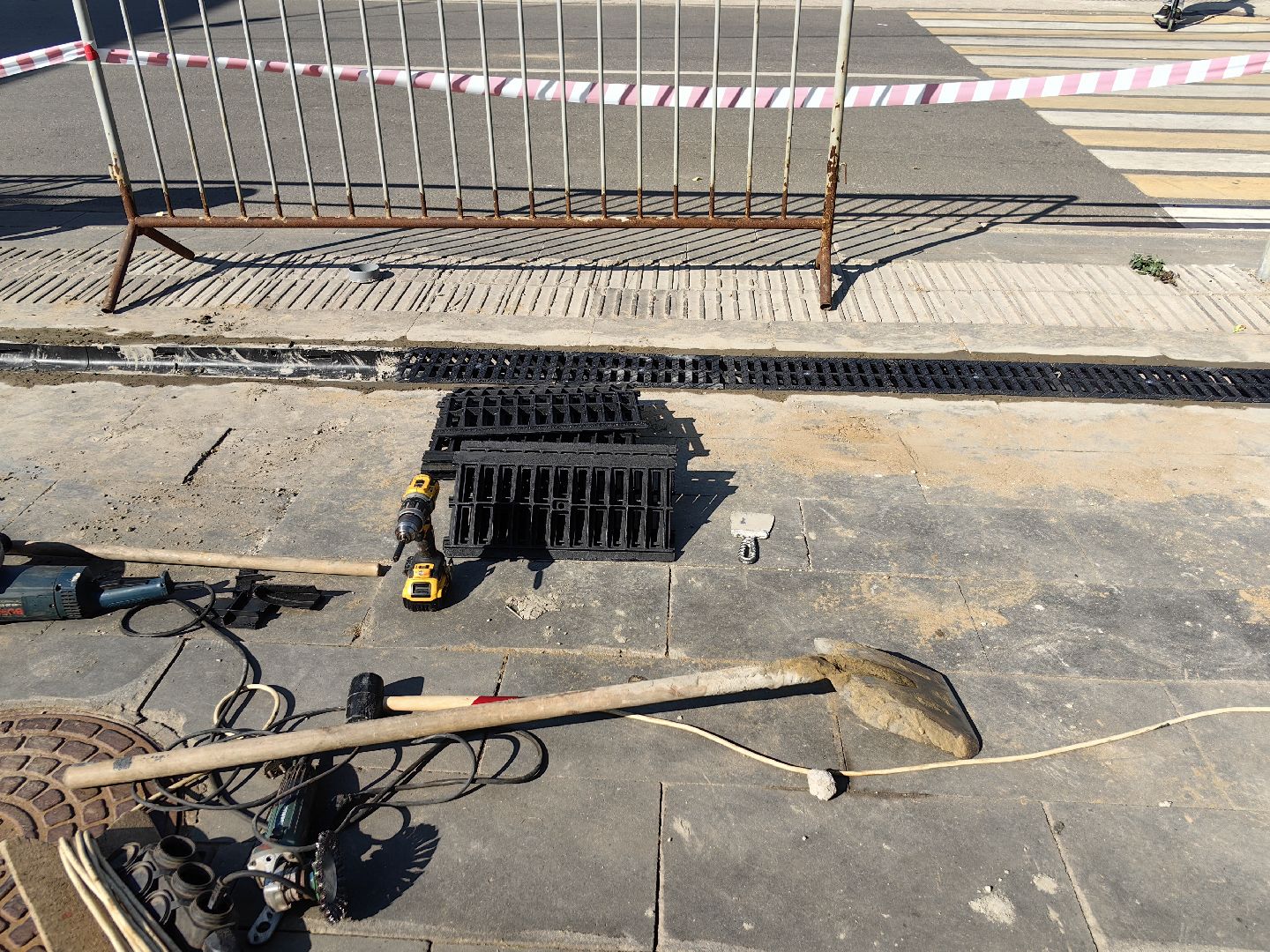 Слив, решётки, дорога, желоб