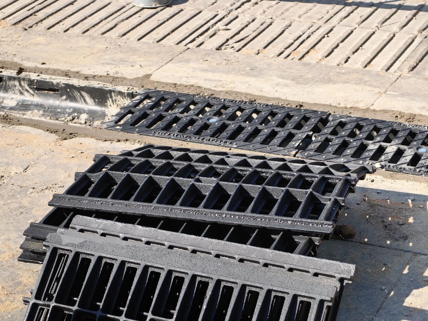 Слив, решётки, дорога, желоб