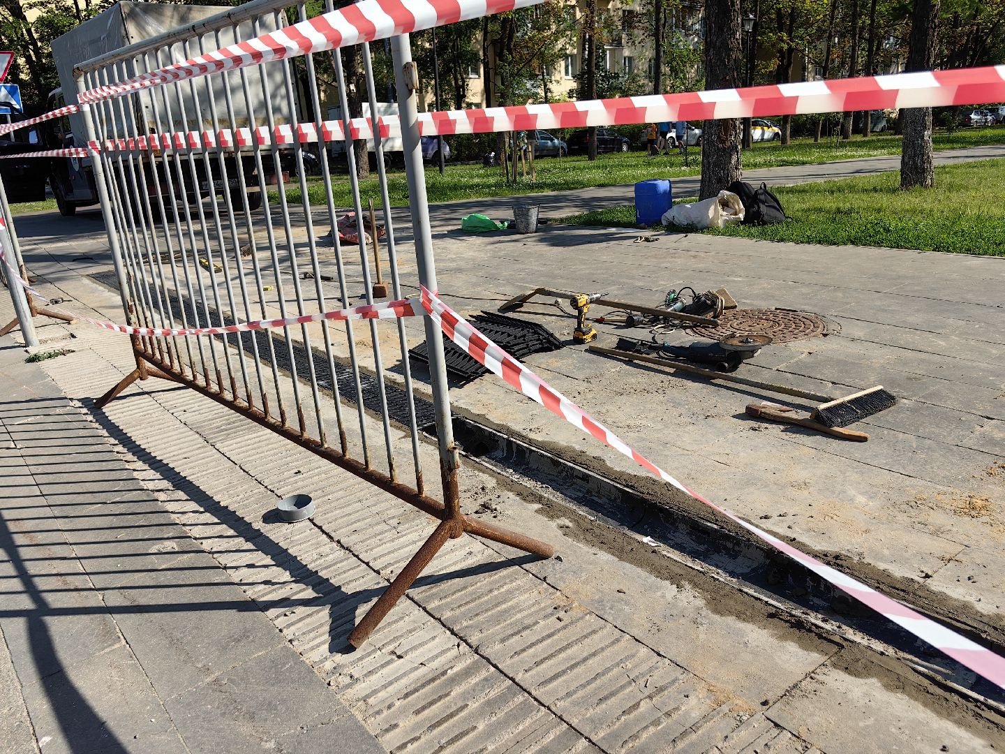 Слив, решётки, дорога, желоб