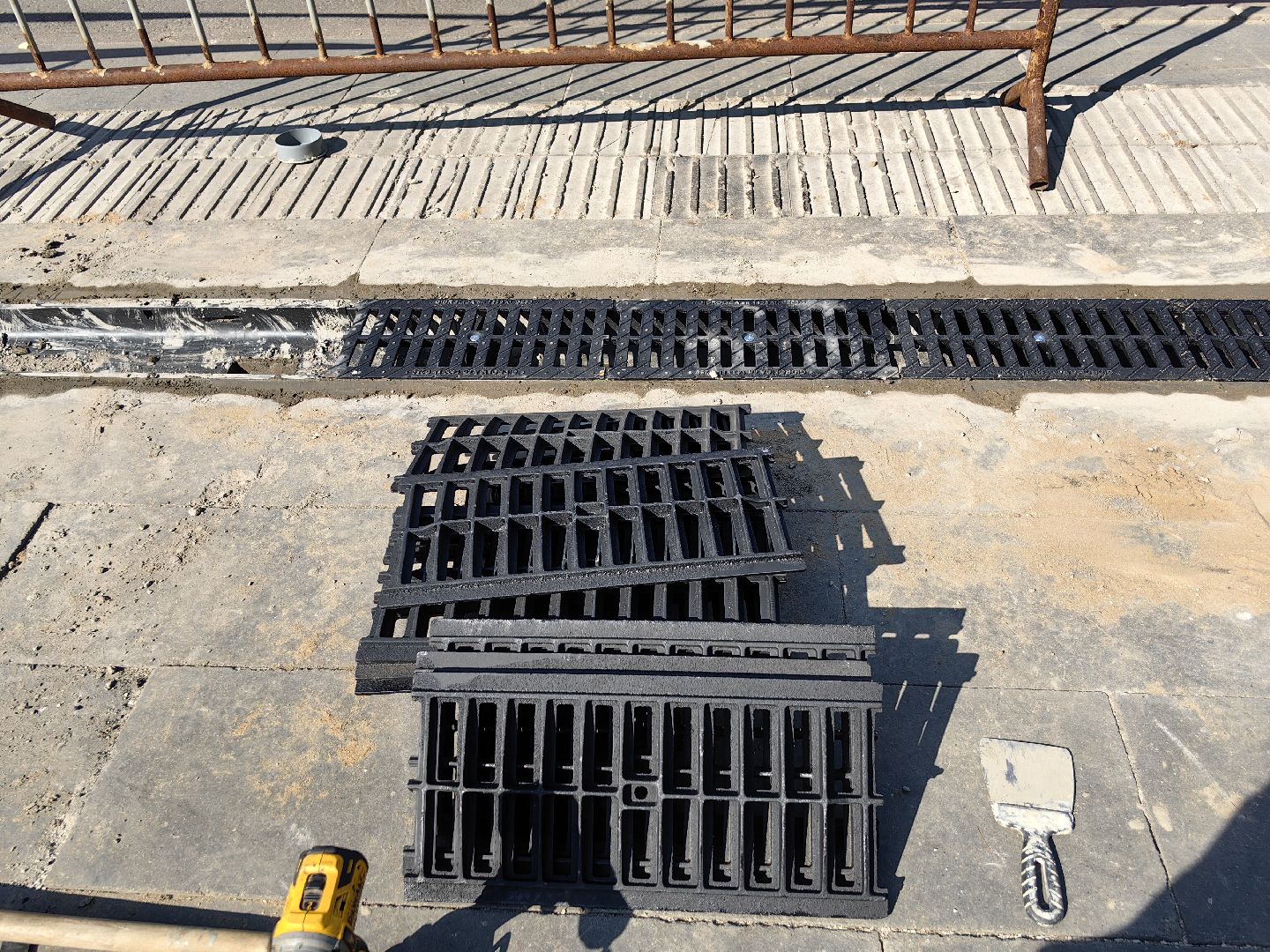 Слив, решётки, дорога, желоб