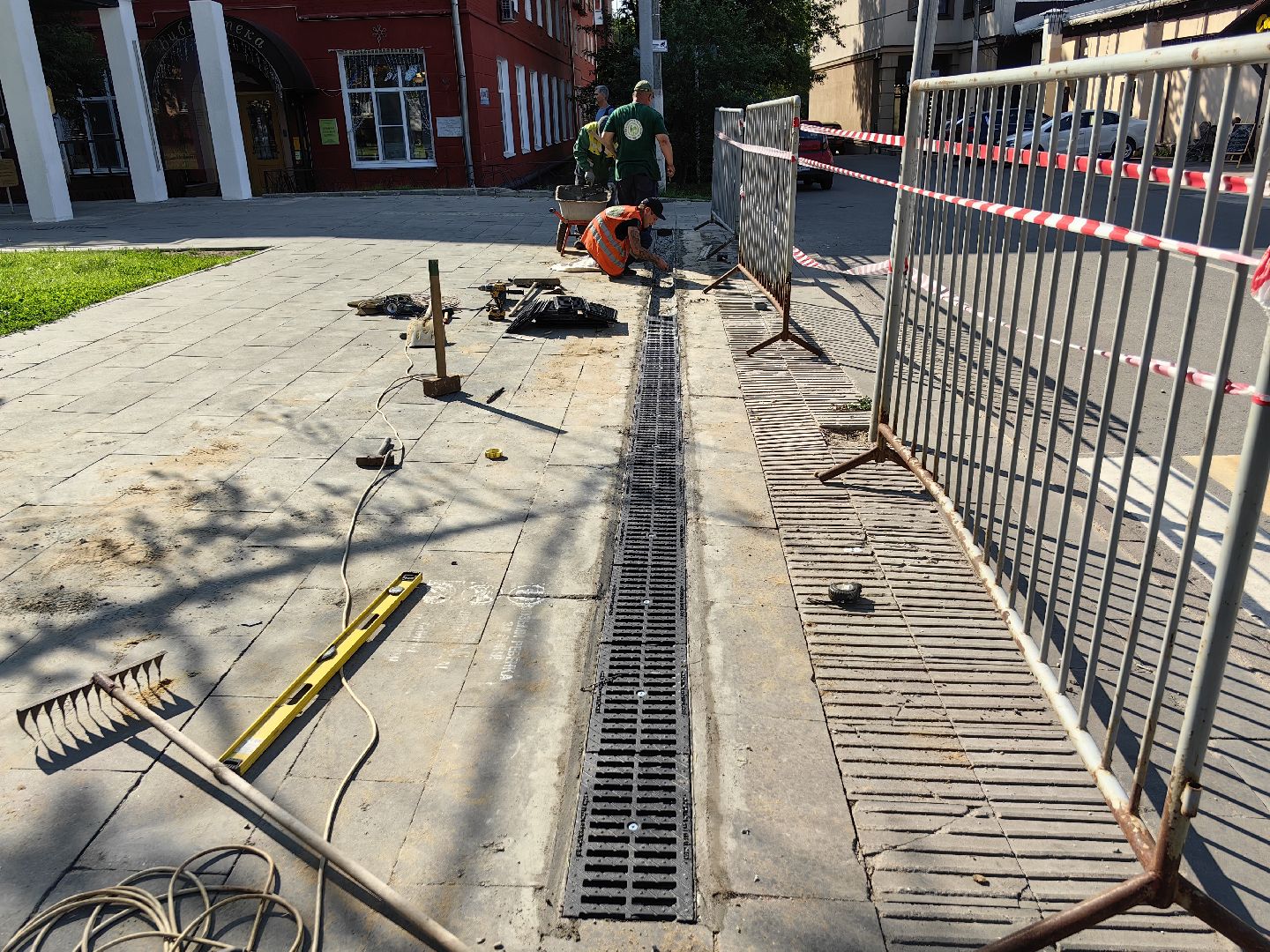 Слив, решётки, дорога, желоб