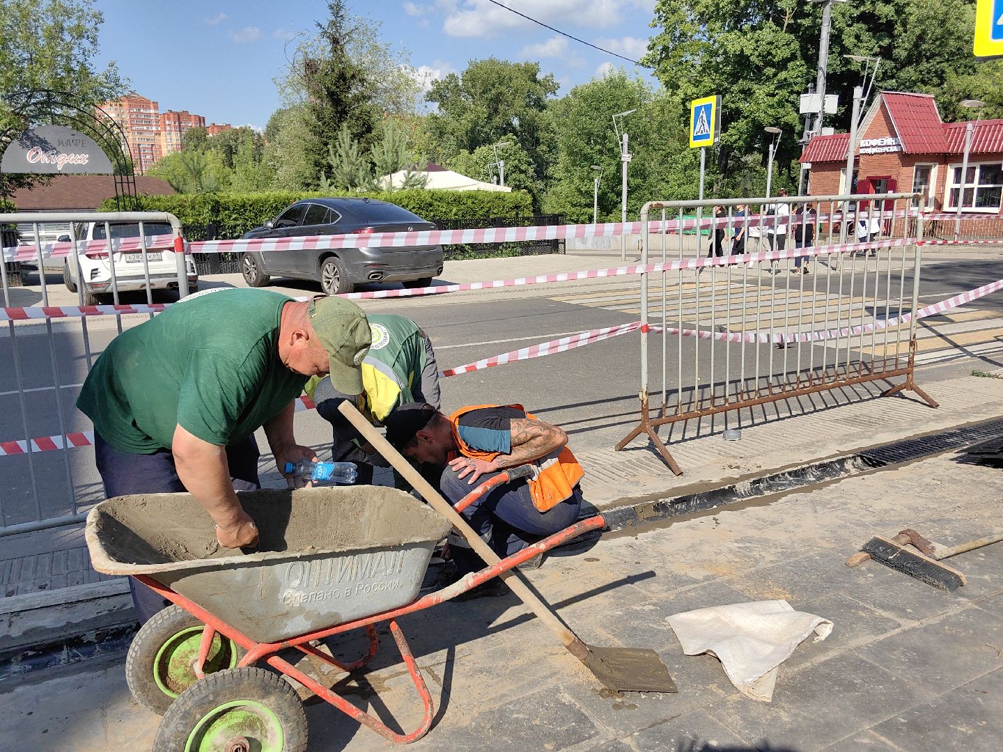 Слив, решётки, дорога, желоб