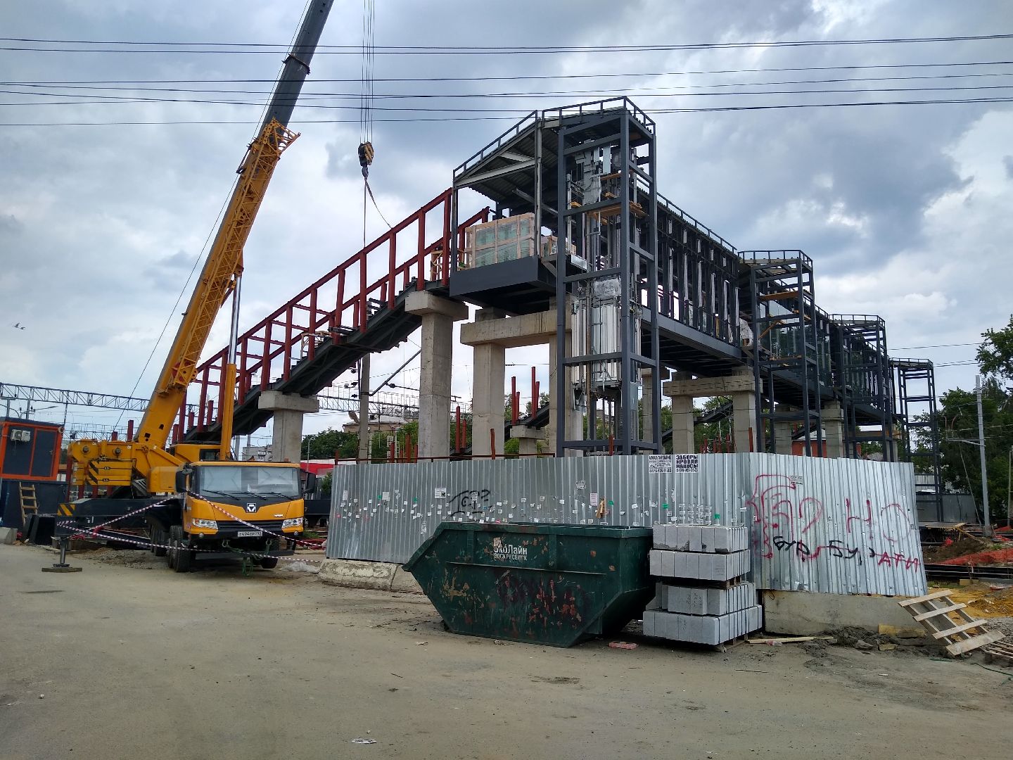 Раменское, транспорт, на мостовом сооружении у платформы Ипподром возвели крышу