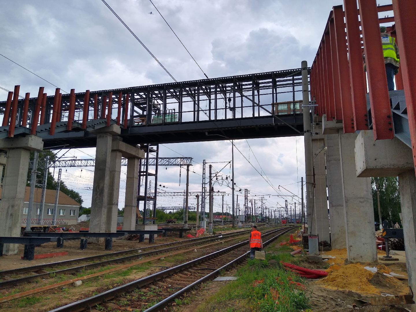 Раменское, транспорт, на мостовом сооружении у платформы Ипподром возвели крышу