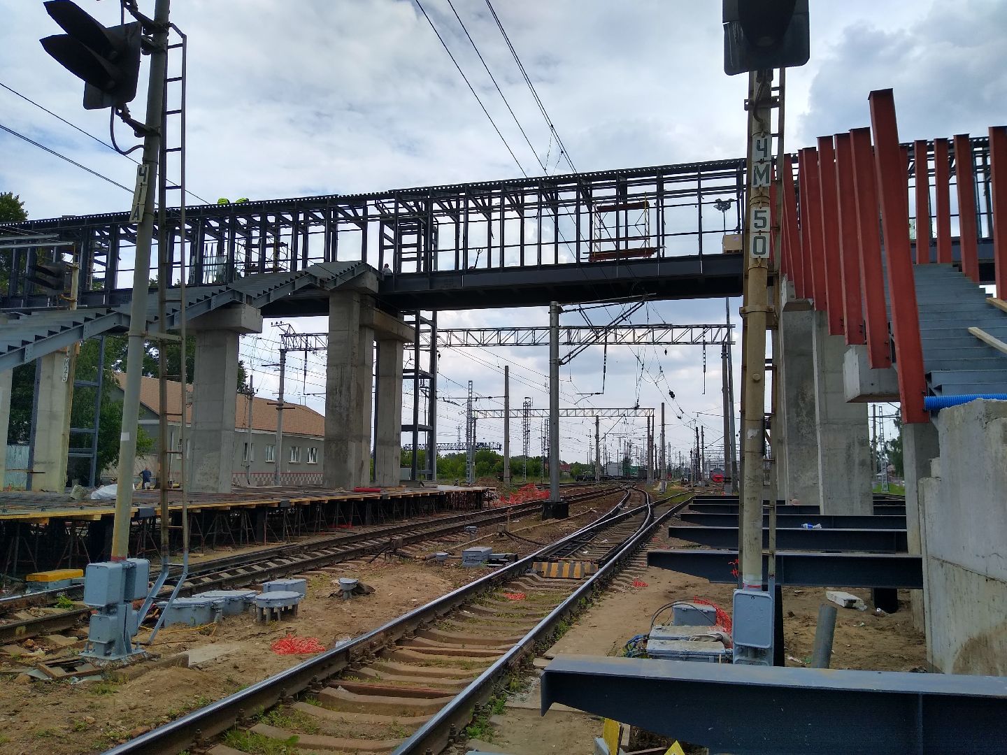 Раменское, транспорт, на мостовом сооружении у платформы Ипподром возвели крышу