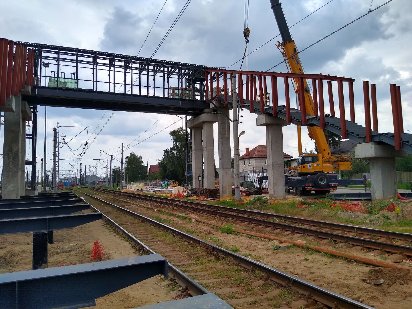 Раменское, транспорт, на мостовом сооружении у платформы Ипподром возвели крышу