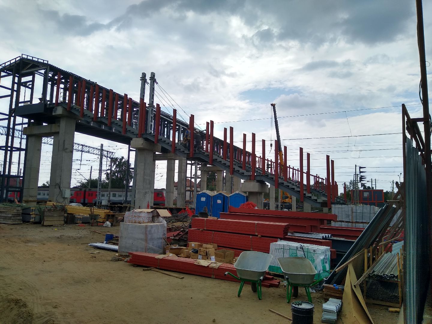 Раменское, транспорт, на мостовом сооружении у платформы Ипподром возвели крышу