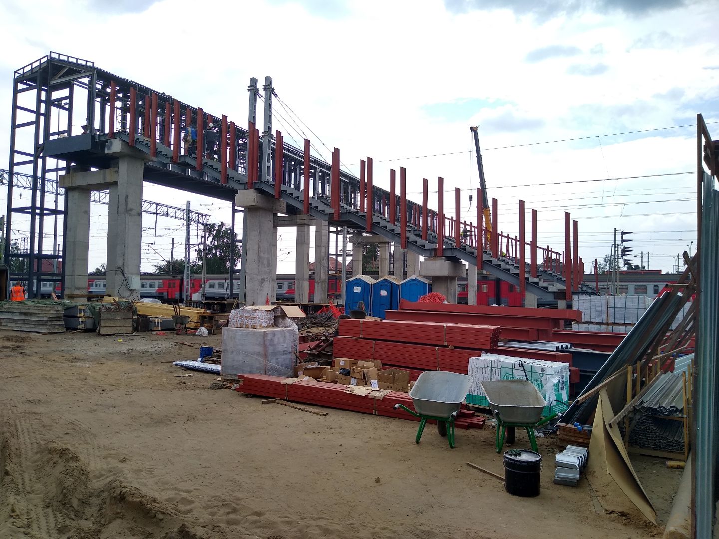 Раменское, транспорт, на мостовом сооружении у платформы Ипподром возвели крышу