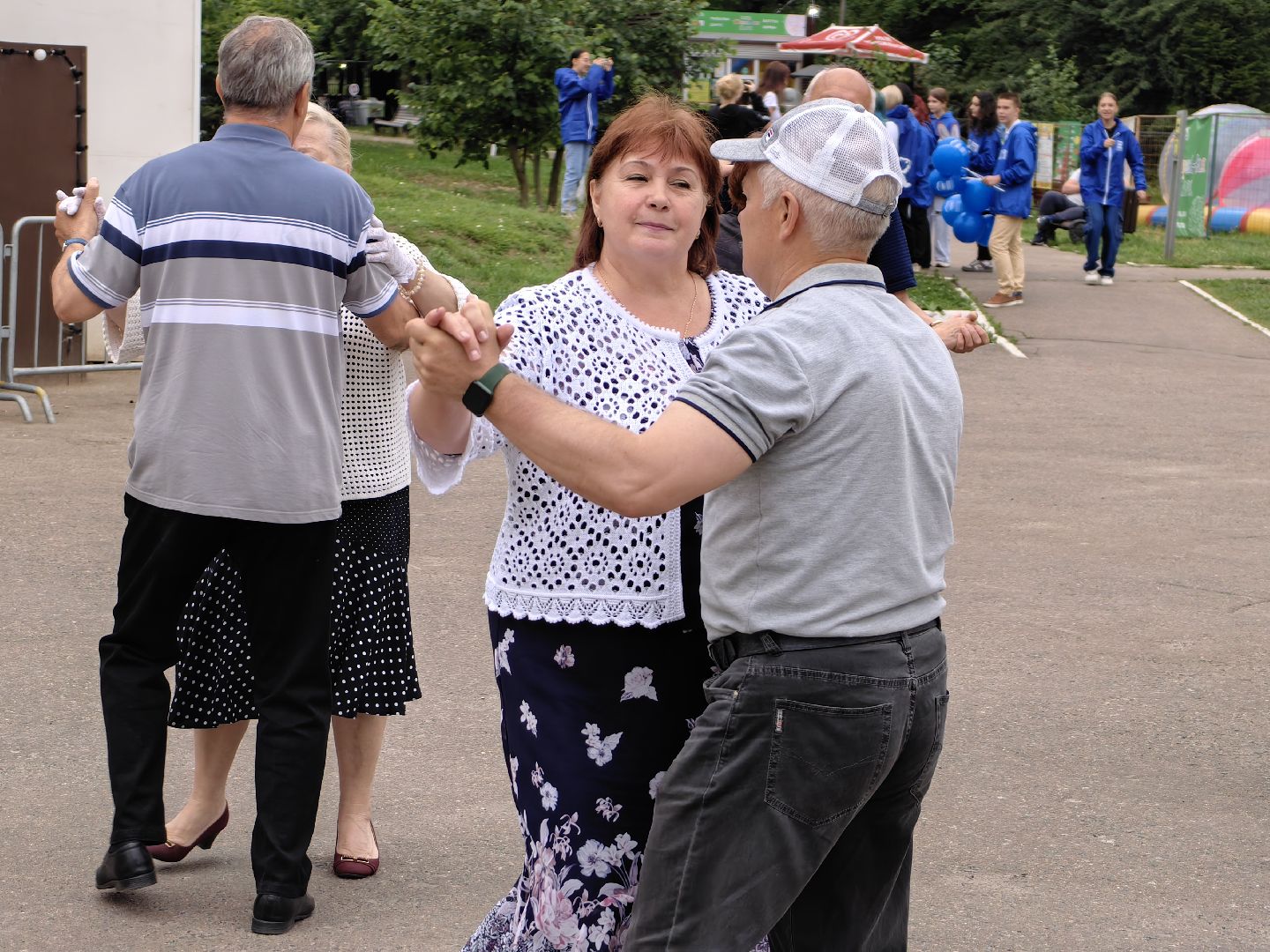 Семья, ромашки, праздник, парк