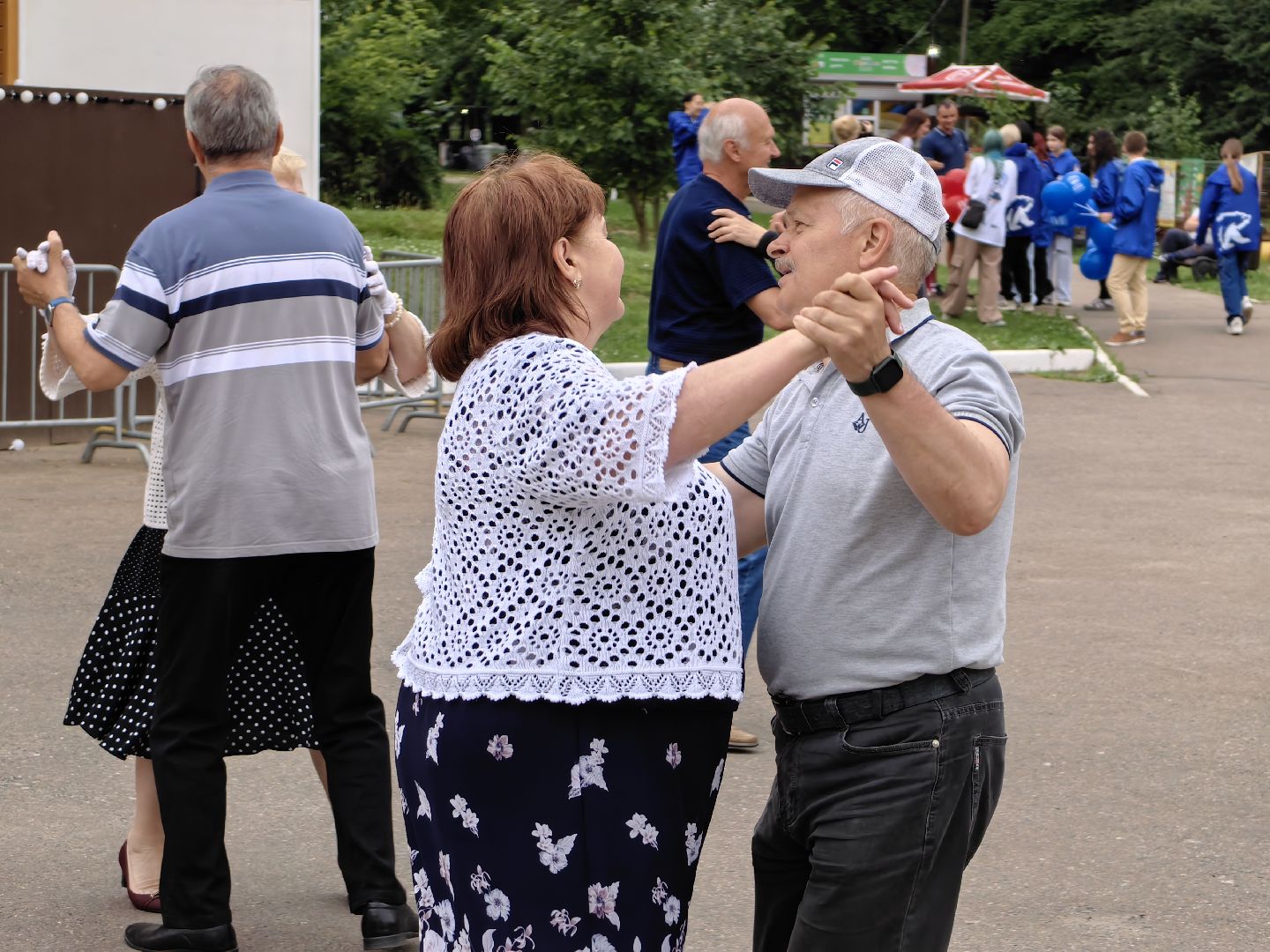 Семья, ромашки, праздник, парк
