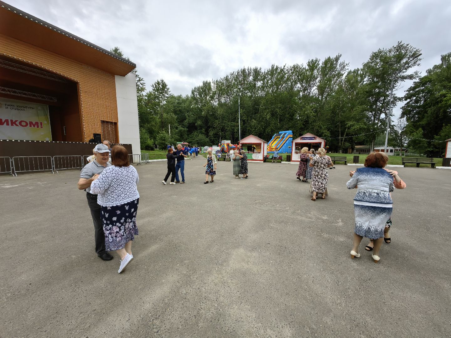 Семья, ромашки, праздник, парк