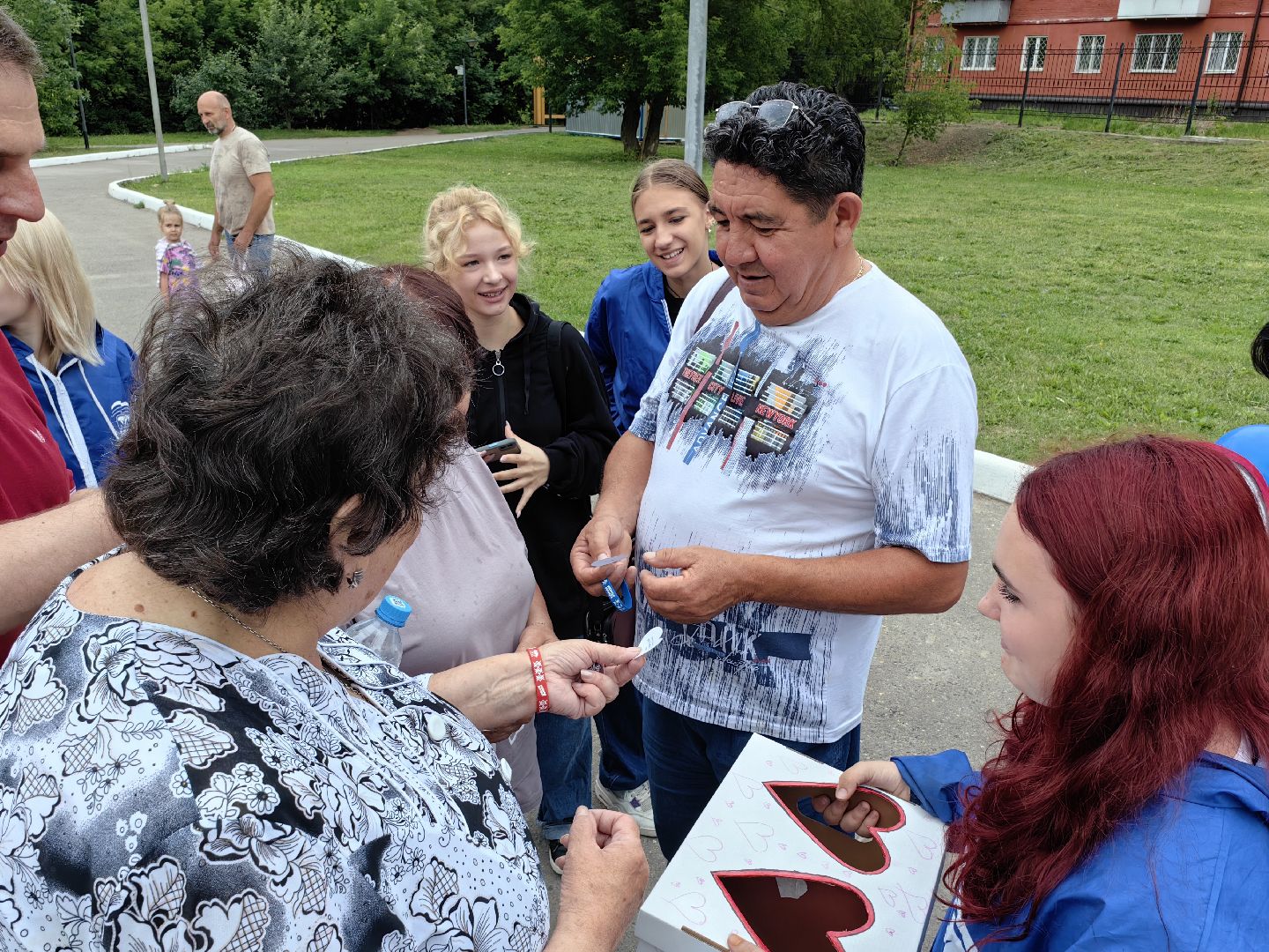 Праздник, день семьи, любви и верности, парк, шарики, подарки, пожелания