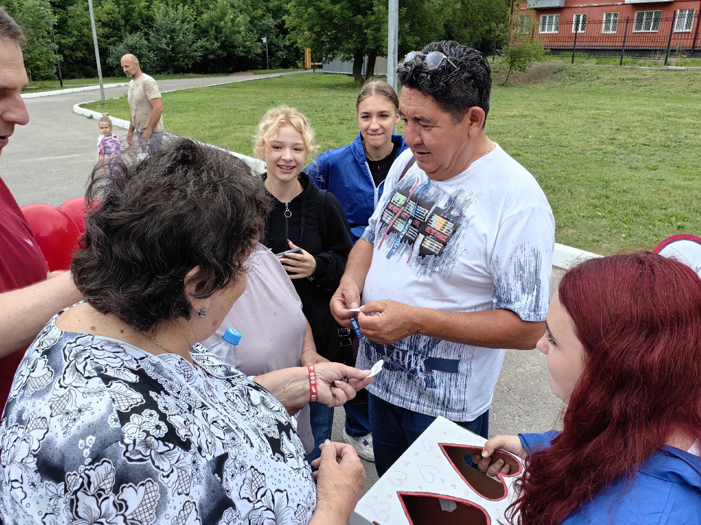 Праздник, день семьи, любви и верности, парк, шарики, подарки, пожелания