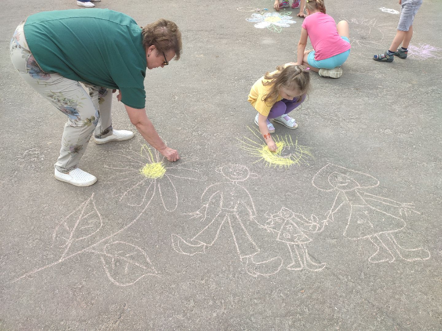 #дети, #талдом, #паркпобеды, #рисункинаасфальте, #мелки